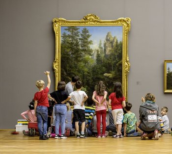 Kinder vor einem Gemälde mit einer Landschaft