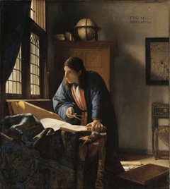 ein Mann, mit Zirkel in der Hand, steht am Fenster und betrachtet eine Landkarte vor sich