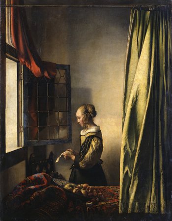 ein Mädchen steht am Fenster und liest einen Brief