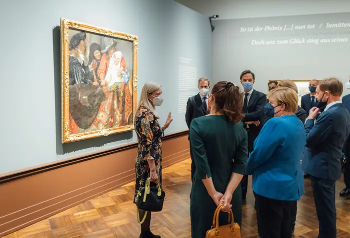 Bundeskanzlerin Angela Merkel und weitere Gäste beim Besuch der Ausstellung anlässlich der Eröffnung am 9. September 2021