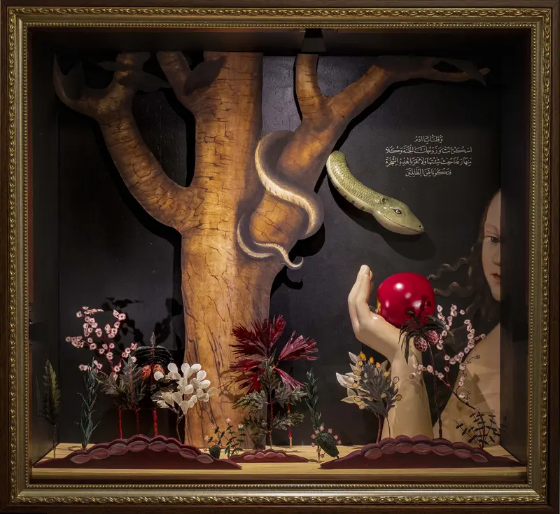 Eine Ausstellungsmoquette mit Eva und der Schlange 