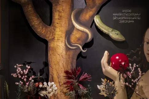 Eine Ausstellungsmoquette mit Eva und der Schlange 