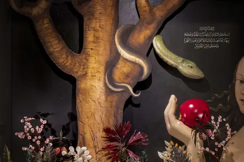 Eine Ausstellungsmoquette mit Eva und der Schlange 