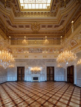 Kleiner Ballsaal Ansicht eines prächtigen Raums mit Kronleuchtern