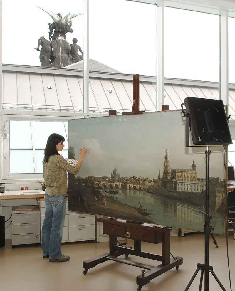 Restauratorin bei der Arbeit am Canaletto-Gemälde