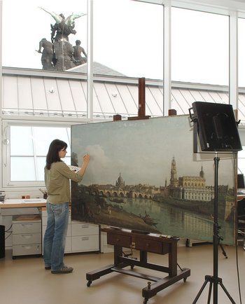 Restauratorin bei der Arbeit am Canaletto-Gemälde