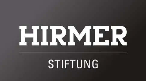 Ein schwarzes Logo mit der Inschrift "Hirmer Stiftung"