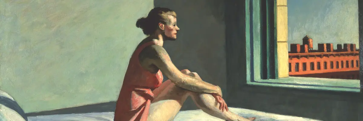 Eine auf einem Bett sitzende, leichtbekleidete Frau schaut aus dem Fenster vor ihr