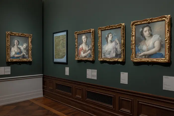 Eine Ausstellungansicht mit vier Gemälden 