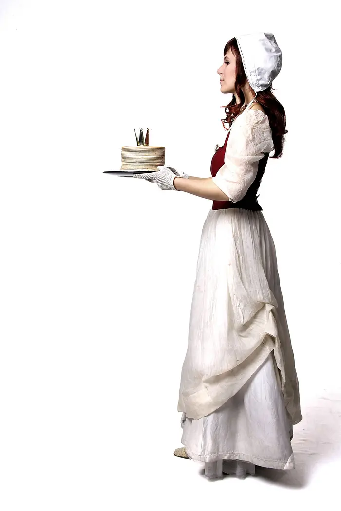 ein Mädchen hält ein Tablett, auf dem ein Stapel Oblaten liegt