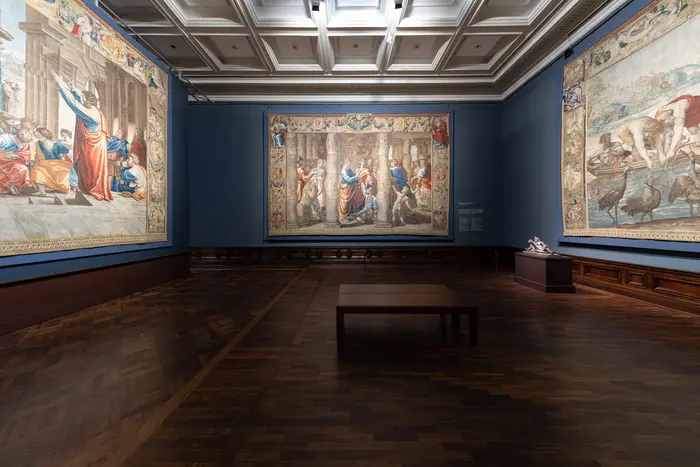 Ein Ausstellungsraum mit Wandteppichen 