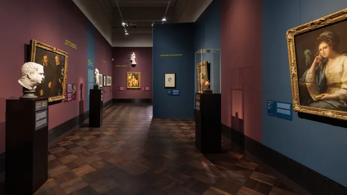 Eine Ausstellungansicht mit Gemälden