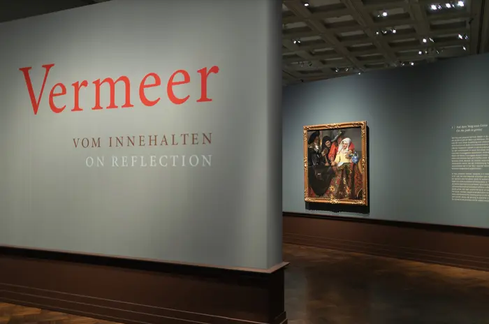 Eine Ausstellungsansicht mit Gemälden von Vermeer