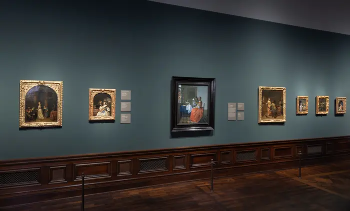 Eine Ausstellungsansicht mit Gemälden von Vermeer