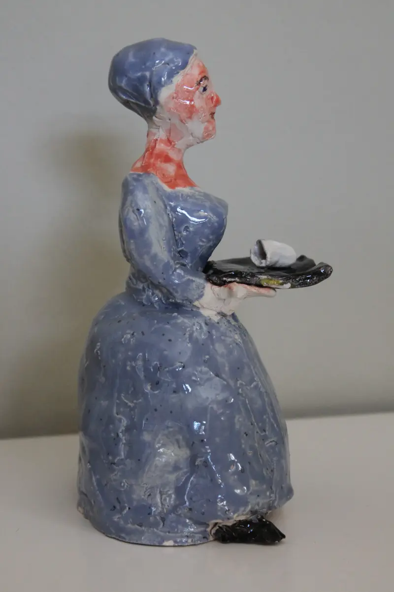 Glasierte Tonfigur des Schokoladenmädchens