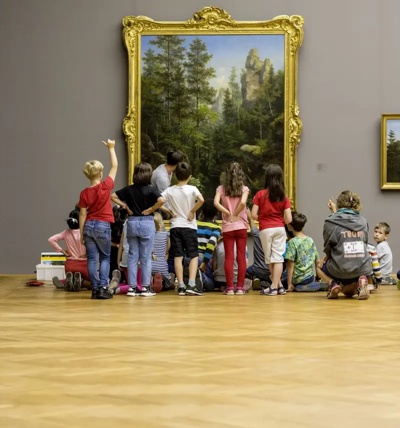 Kinder vor einem Gemälde mit einer Landschaft