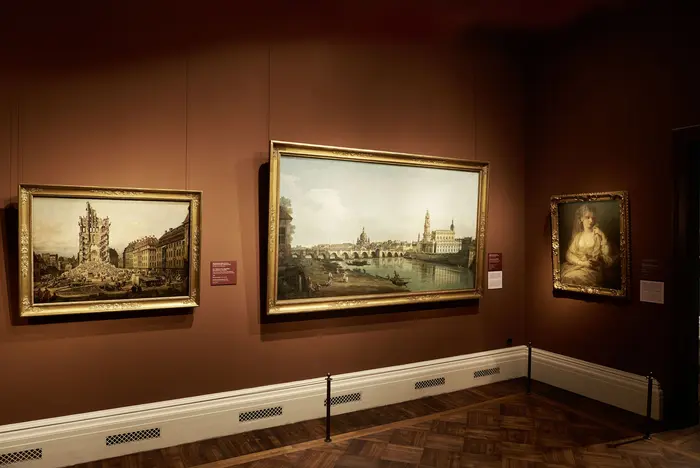 Eine Ecke mit Gemälden von Canaletto. 