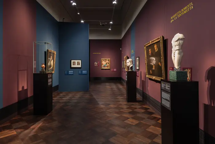 Eine Ausstellungsansicht mit Gemälden und Skulpturen 