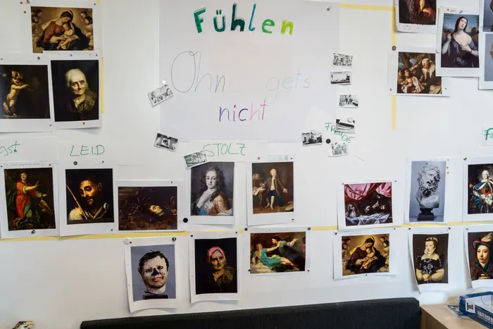Wand mit Bildern und Texten