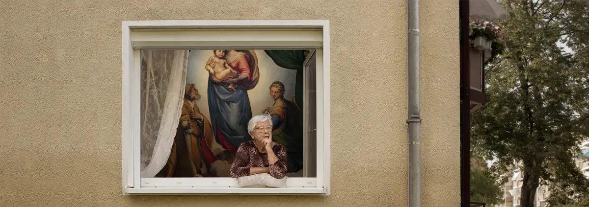 Oma am Fenster mit der Sixtinischen Madonna im Hintergrund