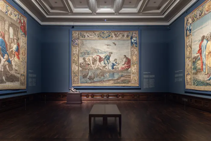 Ein Ausstellungsraum mit Wandteppichen