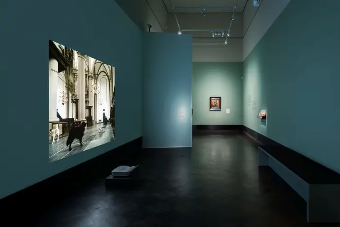 Ausstellungsansicht im Semperkabinett Ausstellungsansicht einer Videoarbeit des Künstlers Bojan Šarčević mit Gemälden niederländischer Kircheninterieurs im abgedunkelte Semperkabinett