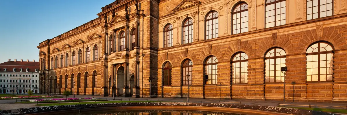 Semperbau am Zwinger Der Semperbau spiegelt sich in einem Brunnen
