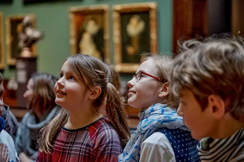 Kinder bei einer Museumsführung
