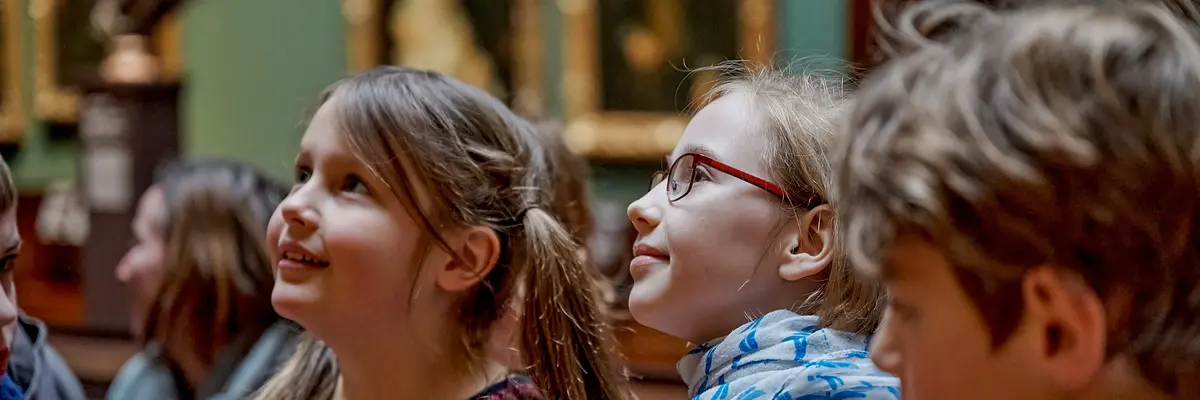 Kinder bei einer Museumsführung