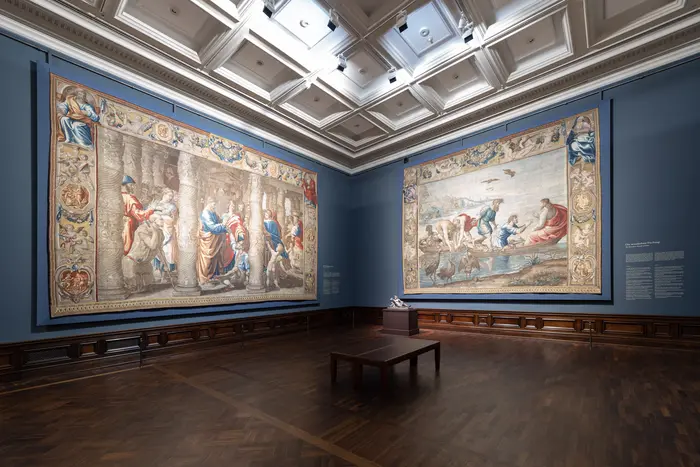 Ein Ausstellungsraum mit Wandteppichen