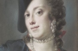 Porträt einer Frau mit schwarzem Dreispitz und Perlenschmuck