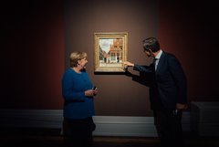 Kanzlerin Angela Merkel und Mark Mark Rutte bei der Betrachtung eines Vermeer-Gemäldes
