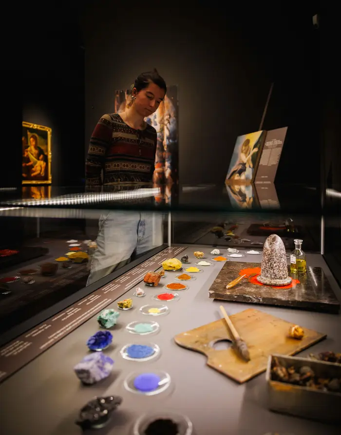 Menschen in einem Ausstellungsraum mit Gemälden an der Wand