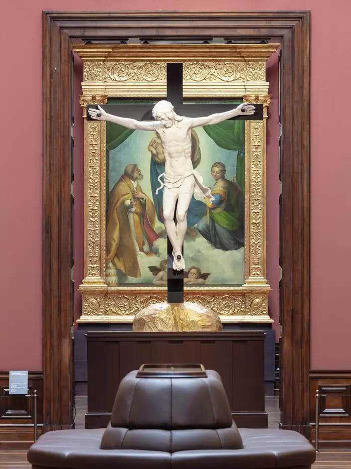 Ein Kruzifix vor der "Sixtinischen Madonna" von Raffael 