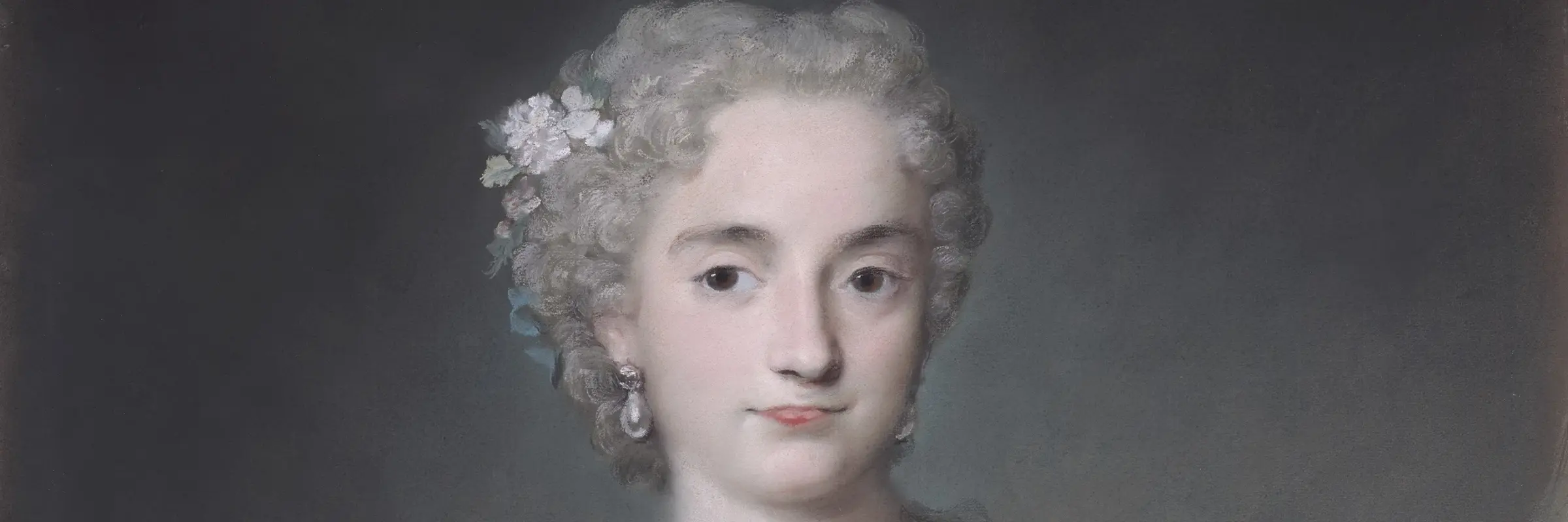Pastellporträt einer Frau in hellem Kleid mit Blumensträußchen an der Brust