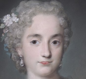 Pastellporträt einer Frau in hellem Kleid mit Blumensträußchen an der Brust
