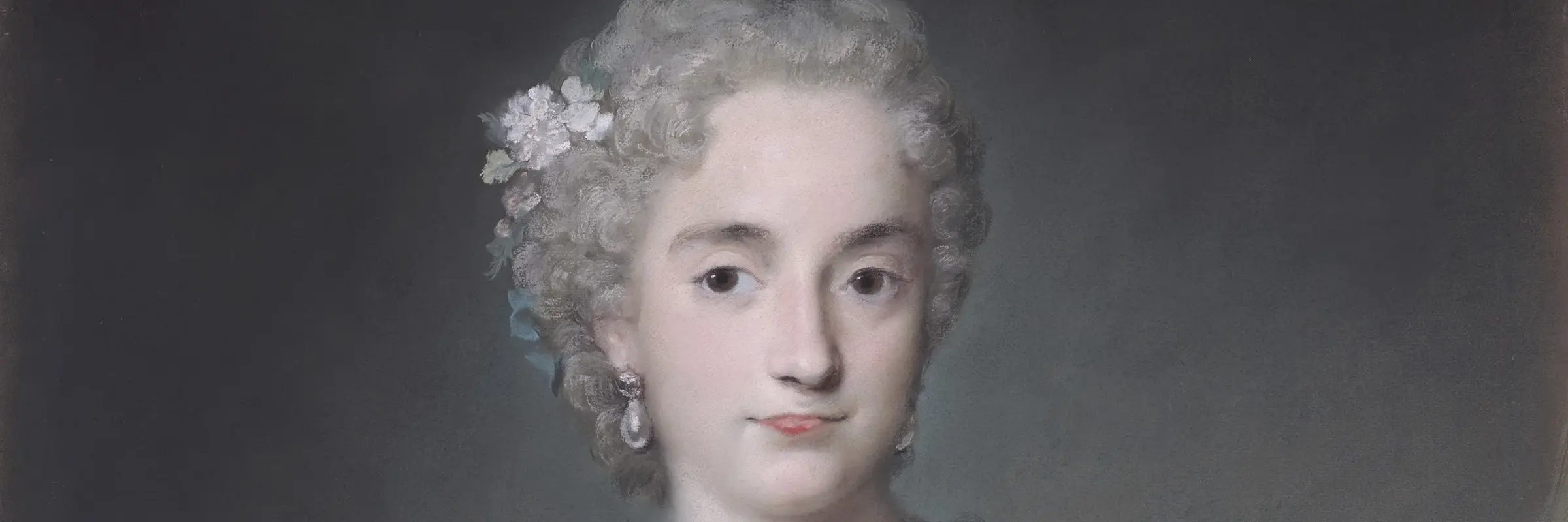 Pastellporträt einer Frau in hellem Kleid mit Blumensträußchen an der Brust