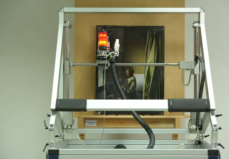 Painting on the easel behind a mobile XRF-scanner