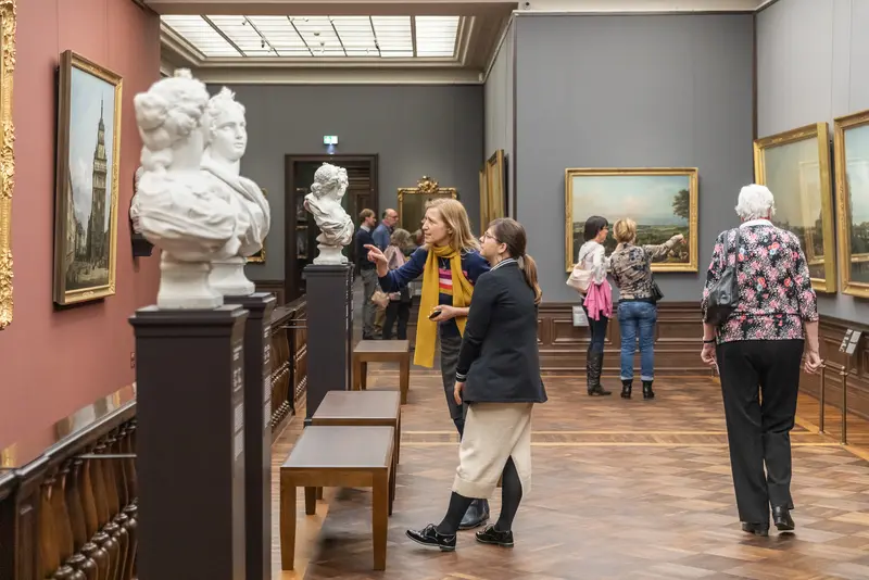 Besucher in der Ausstellung