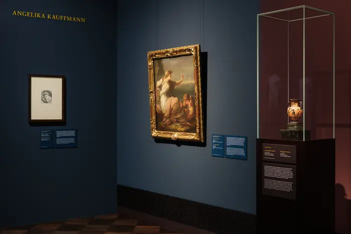 Eine Ausstellungansicht mit einem Gemälde und einer antiken Vase