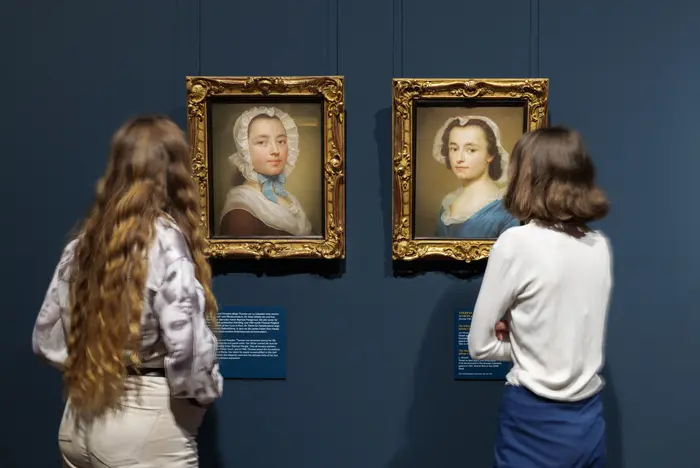 Zwei Frauen schauen sich zwei Frauen Porträts an