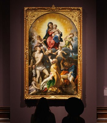 Ausstellungsansicht "Correggio. Berührend menschlich" Besucher in einer Ausstellung mit großen Gemälden