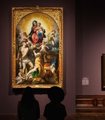 Ausstellungsansicht "Correggio. Berührend menschlich" Besucher in einer Ausstellung mit großen Gemälden