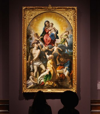 Ausstellungsansicht "Correggio. Berührend menschlich" Besucher in einer Ausstellung mit großen Gemälden