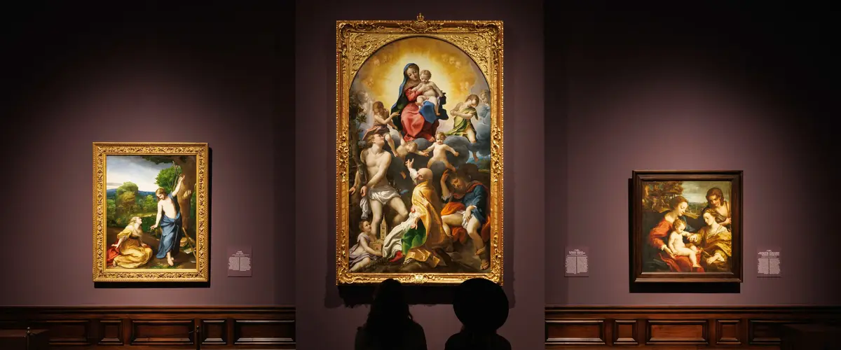 Ausstellungsansicht "Correggio. Berührend menschlich" Besucher in einer Ausstellung mit großen Gemälden