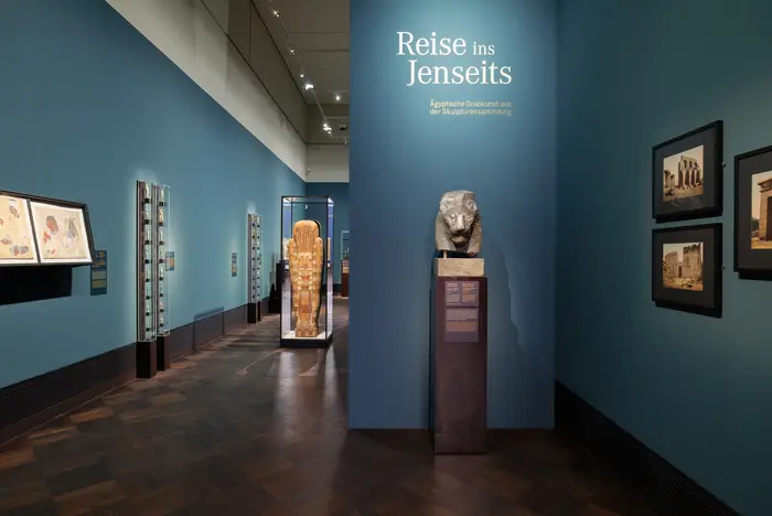 Blick in die Ausstellung "Reise ins Jenseits"