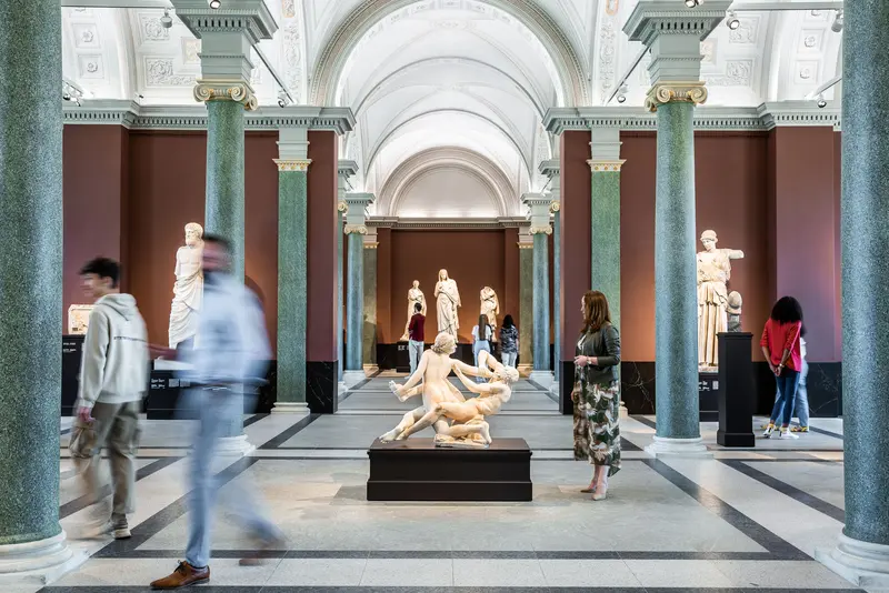 zwei Personen vor Pastellen in der Dauerausstellung
