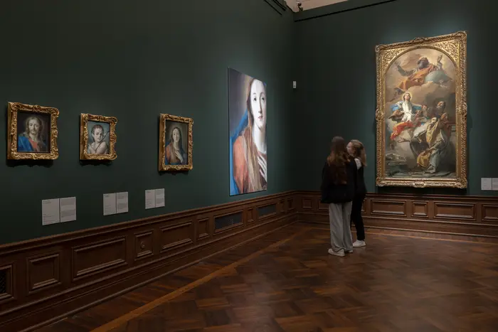 Eine Ausstellungsansicht mit zwei Besucherinnen
