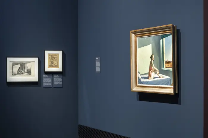 Eine Ausstellungsansicht mit einem Gemälde und zwei Zeichnungen 