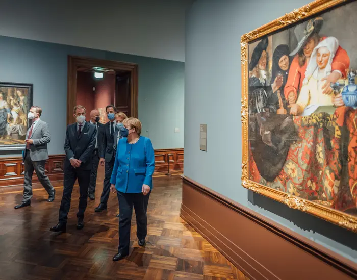 Angela Merkel geht die Ausstellung "Johannes Vermeer. Vom Innehalten"